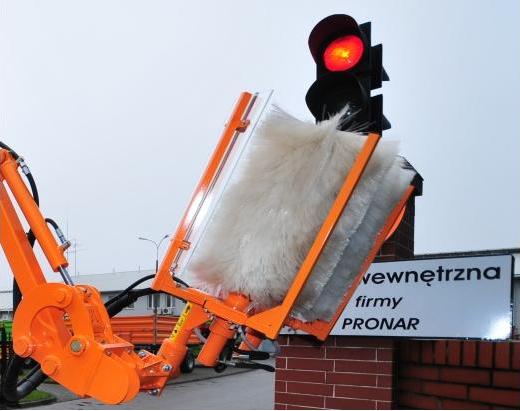 multifunctional boom with brush for road signs_2